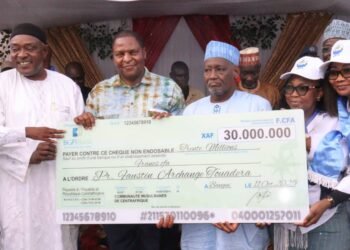 La communauté musulmane de la RCA apporte son soutien financier à la candidature du professeur Faustin Archange Touadera.