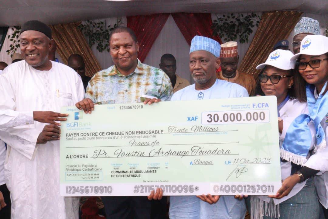 La communauté musulmane de la RCA apporte son soutien financier à la candidature du professeur Faustin Archange Touadera.
